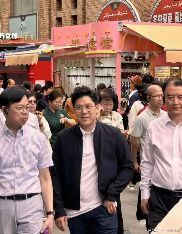 深富策略 霍启刚逛新疆大巴扎太接地气！看美食掂西瓜，网友：替郭晶晶探路